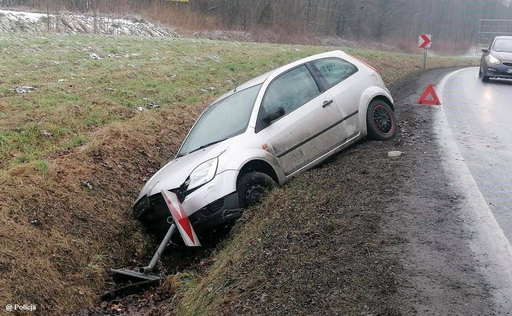 Stracił panowanie nad kierownicą i wjechał do rowu