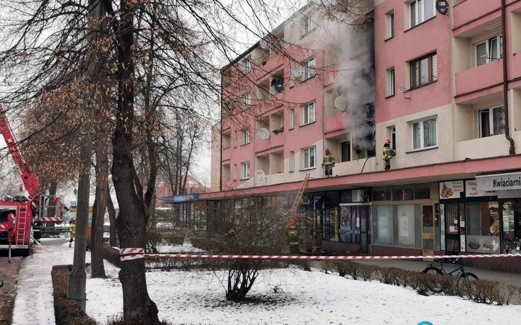 Ponad 20 strażaków gasiło pożar mieszkania – FOTO