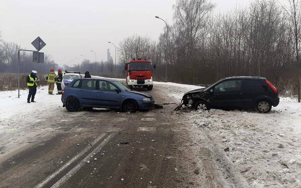 Czołowe zderzenie na śliskiej drodze – FOTO