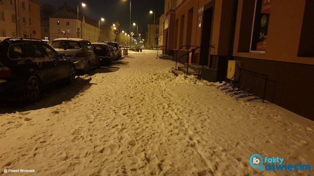 Piesi grzęzną w śniegu na chodnikach