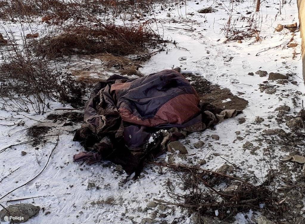 Bezdomny spał pod mostem, pijany leżał na chodniku
