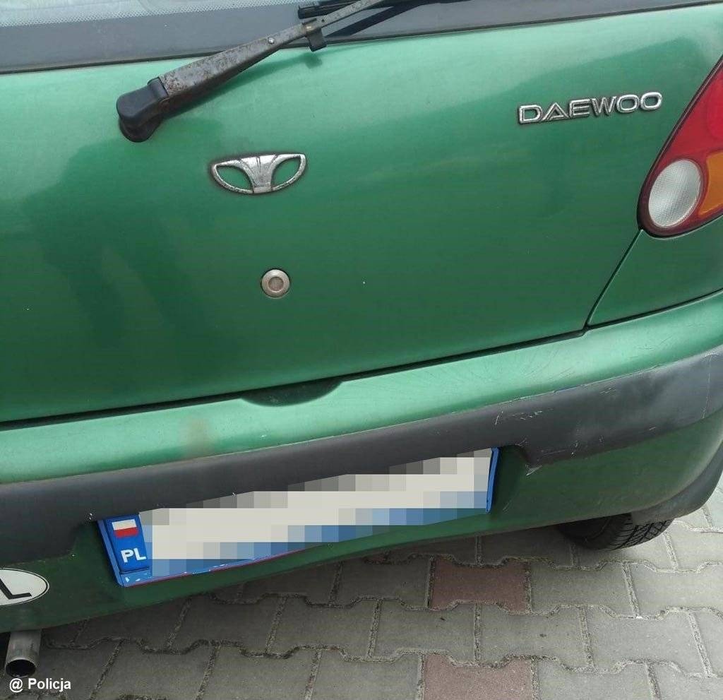 Pijany kierowca jechał z żoną odebrać dzieci ze szkoły – FOTO
