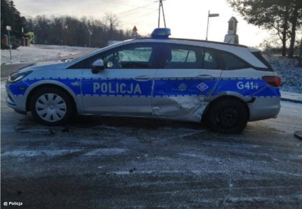 Zderzyła się z radiowozem – FOTO