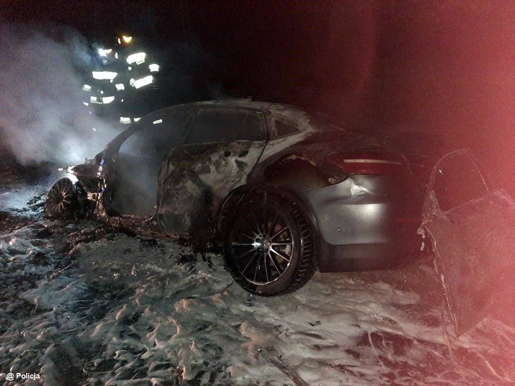 Samochód uderzył w betonowy mostek i spłonął – FOTO