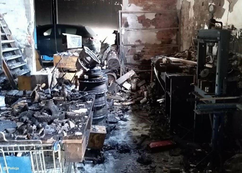 W pożarze warsztatu spłonęło pięć samochodów – FOTO