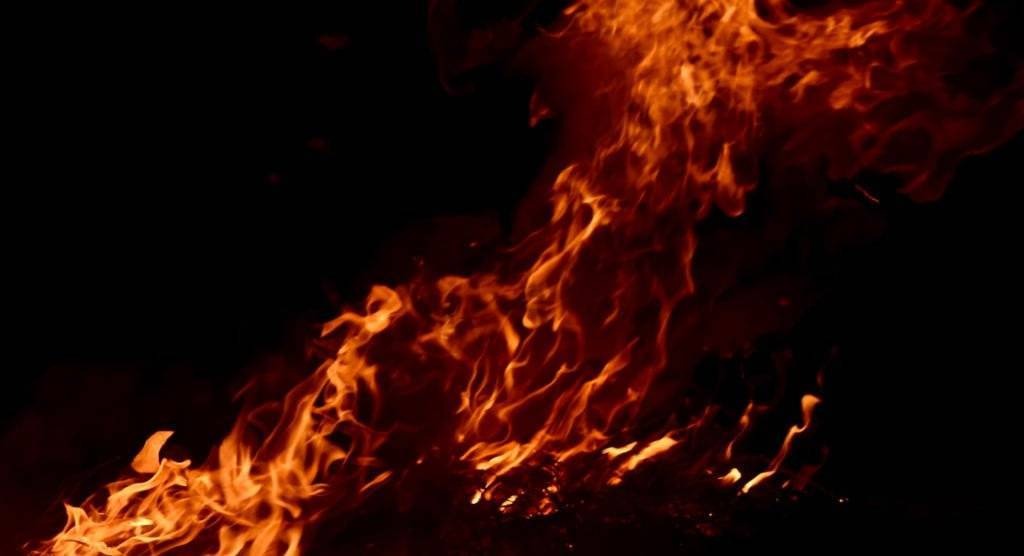 Pożar domu w Grojcu. Nie żyje 80-latek – FOTO