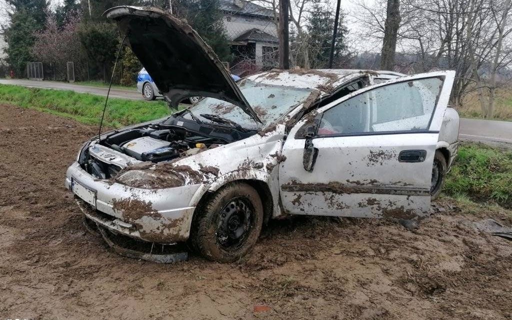 Dachował oplem. Po zdarzeniu był pijany – FOTO