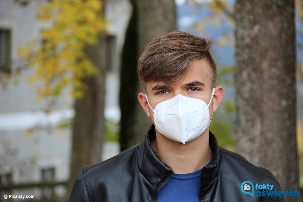 Pił piwko przed blokiem. Jego kompan nie miał maseczki