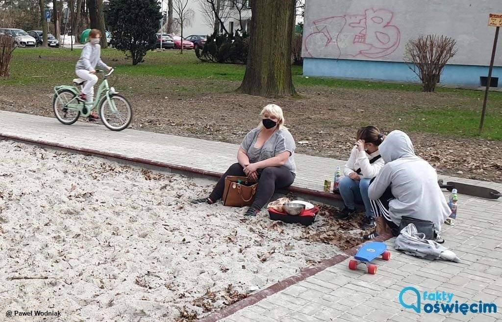 Rodzice muszą stać, pilnując dzieci na placu zabaw – AKTUALIZACJA