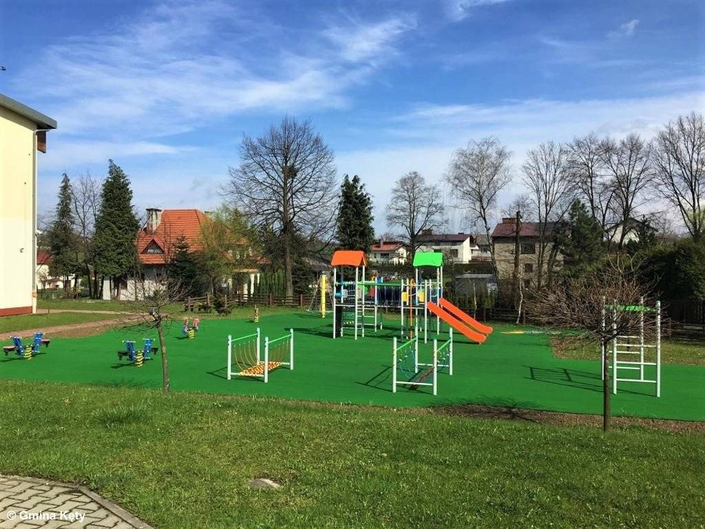 Młodzi mieszkańcy cieszą się z placu zabaw – FOTO