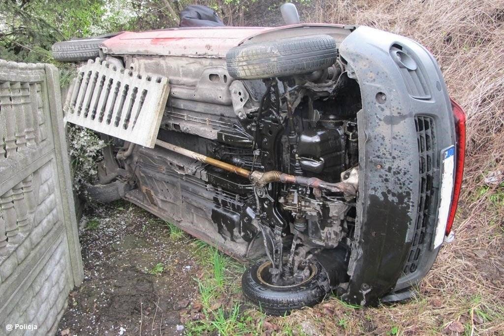 Wypadł z drogi i dachował. Był pijany – FOTO