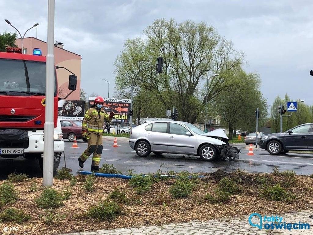 Czołowe zderzenie audi i seata – FOTO