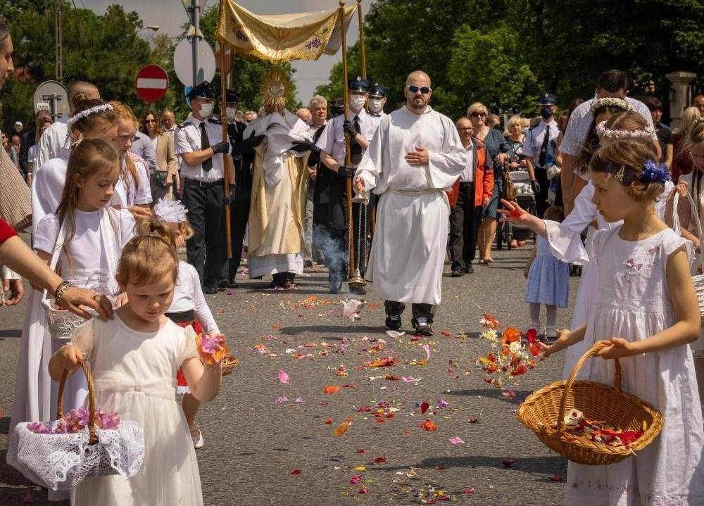 Procesje Bożego Ciała na ulicach