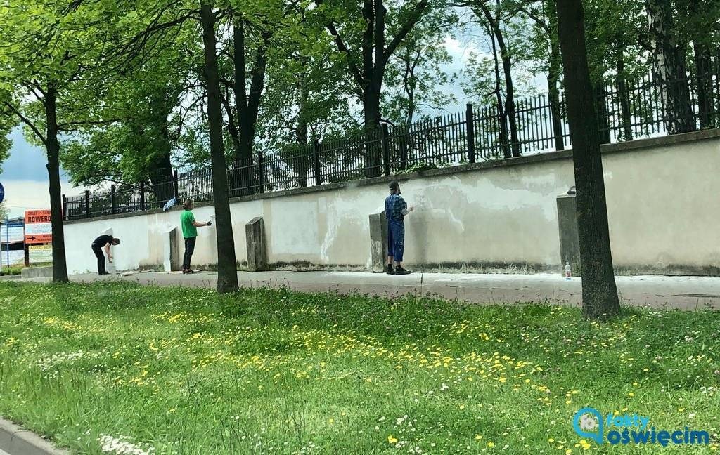 Kiedyś namalowali swastyki, teraz odmalowali mur cmentarza żydowskiego – FOTO