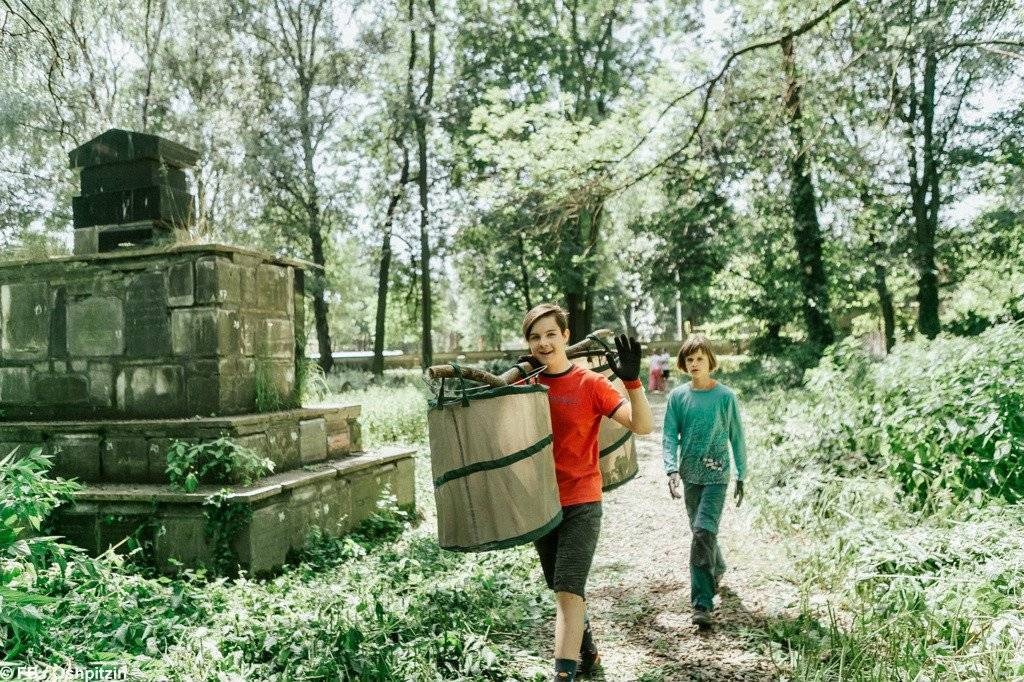 Ochoczo porządkowali cmentarz żydowski – FOTO