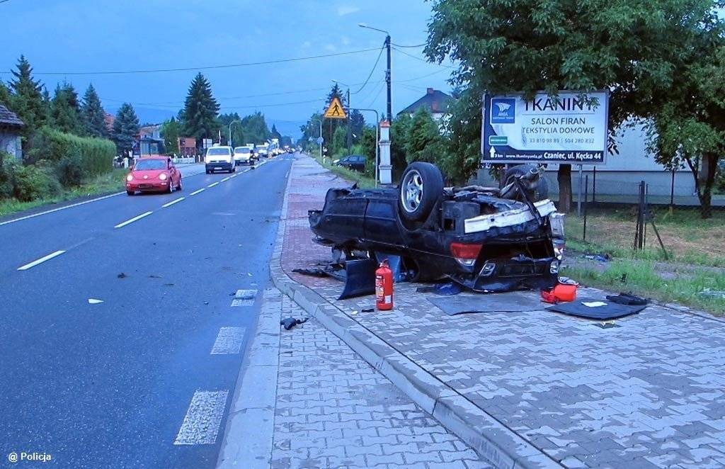 19-latek z bmw przesadził z prędkością i dachował – FOTO