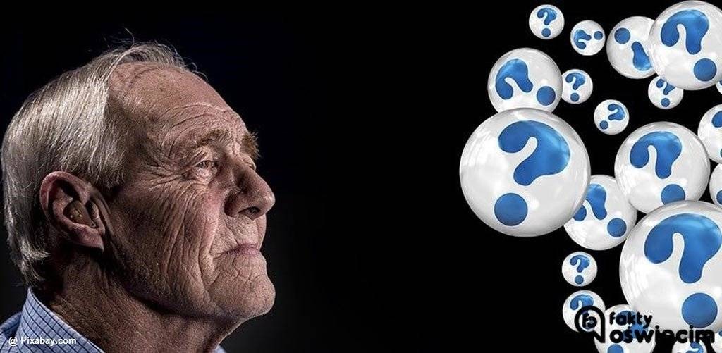 W piżamie i kapciach chodził między samochodami