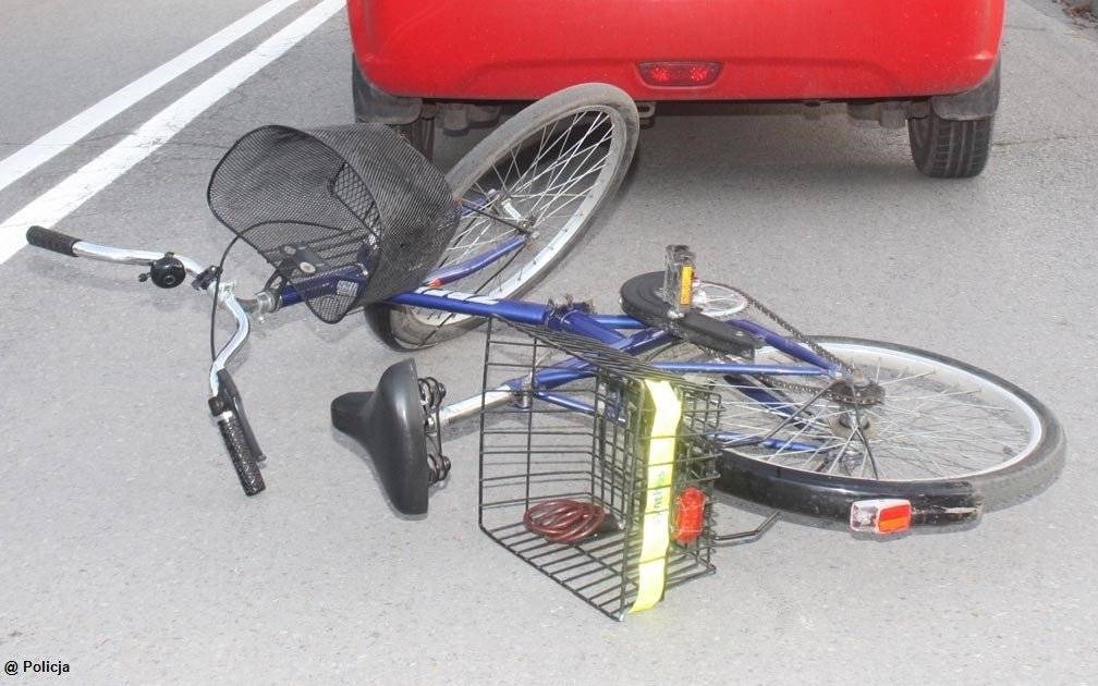 Nietrzeźwa rowerzystka uderzyła w samochód