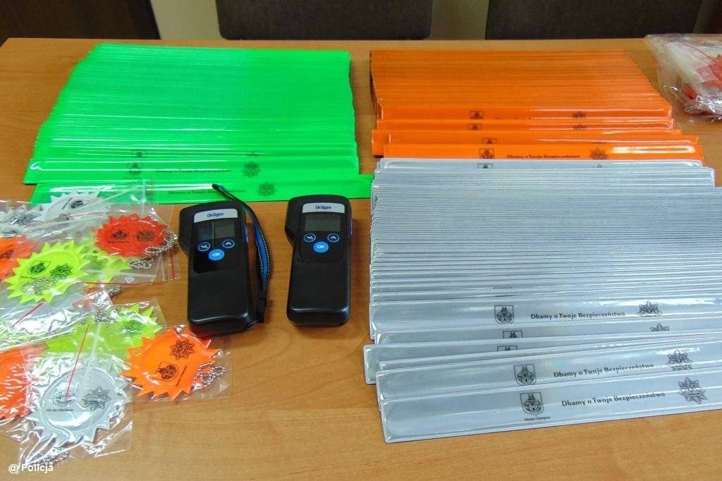 Alkotesty i odblaski od miasta dla policji – FOTO