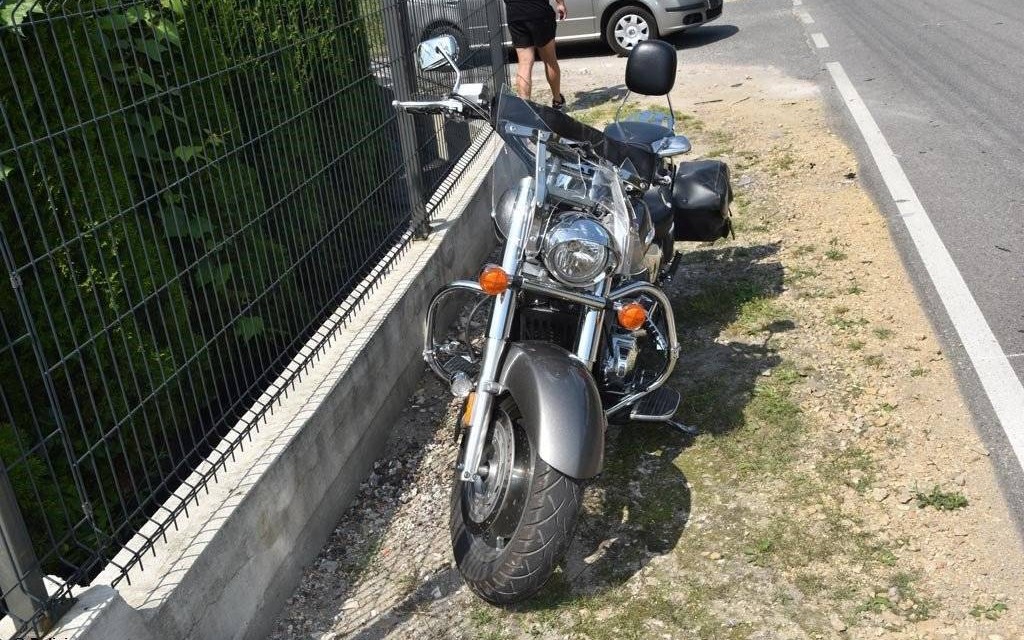 Zderzenie osobówki i motocykla. Motocyklista złamał rękę – FOTO