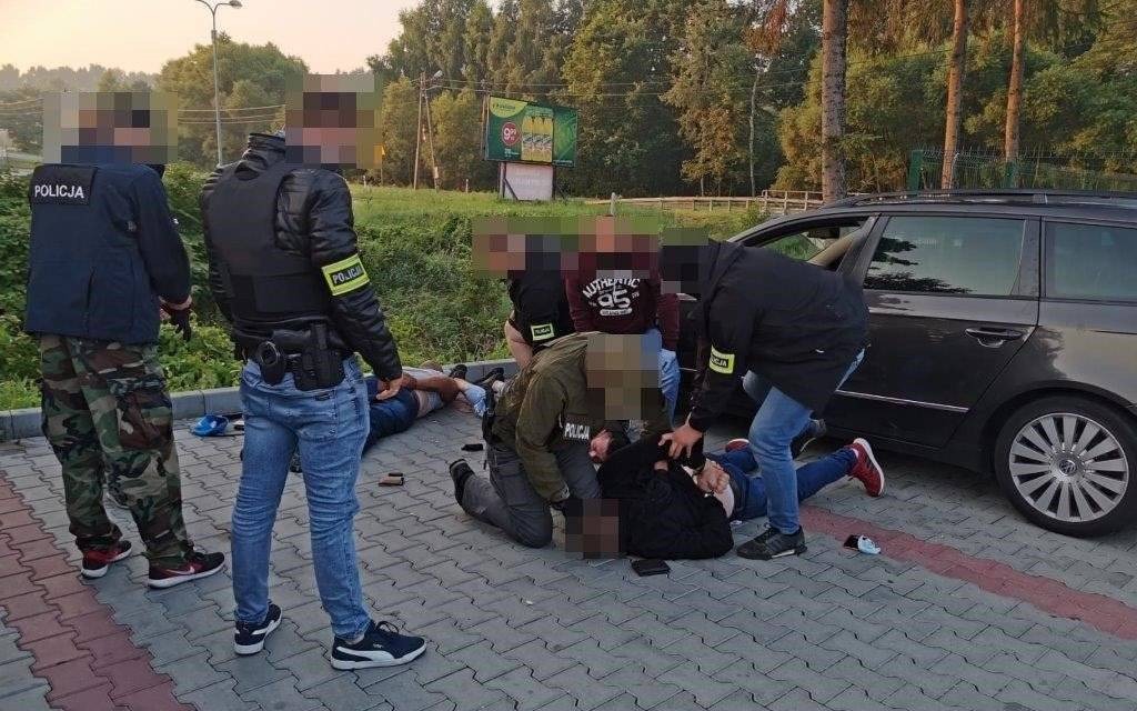 Kradli smartfony w całej Polsce. Wpadli po włamaniu w Oświęcimiu – FOTO