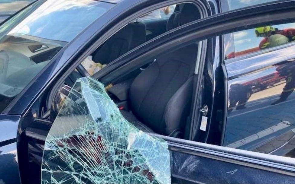 Zatrzasnęła dziecko w samochodzie. Pomogli strażacy