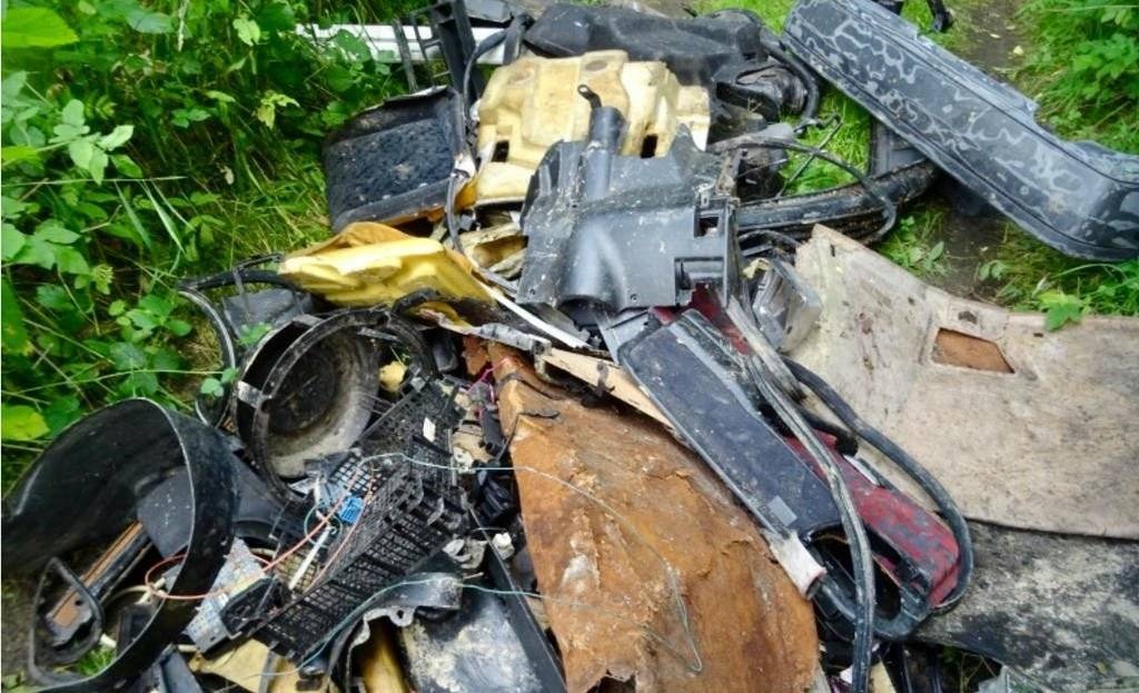 Porzucili części samochodowe. Odpowiedzą za to – FOTO