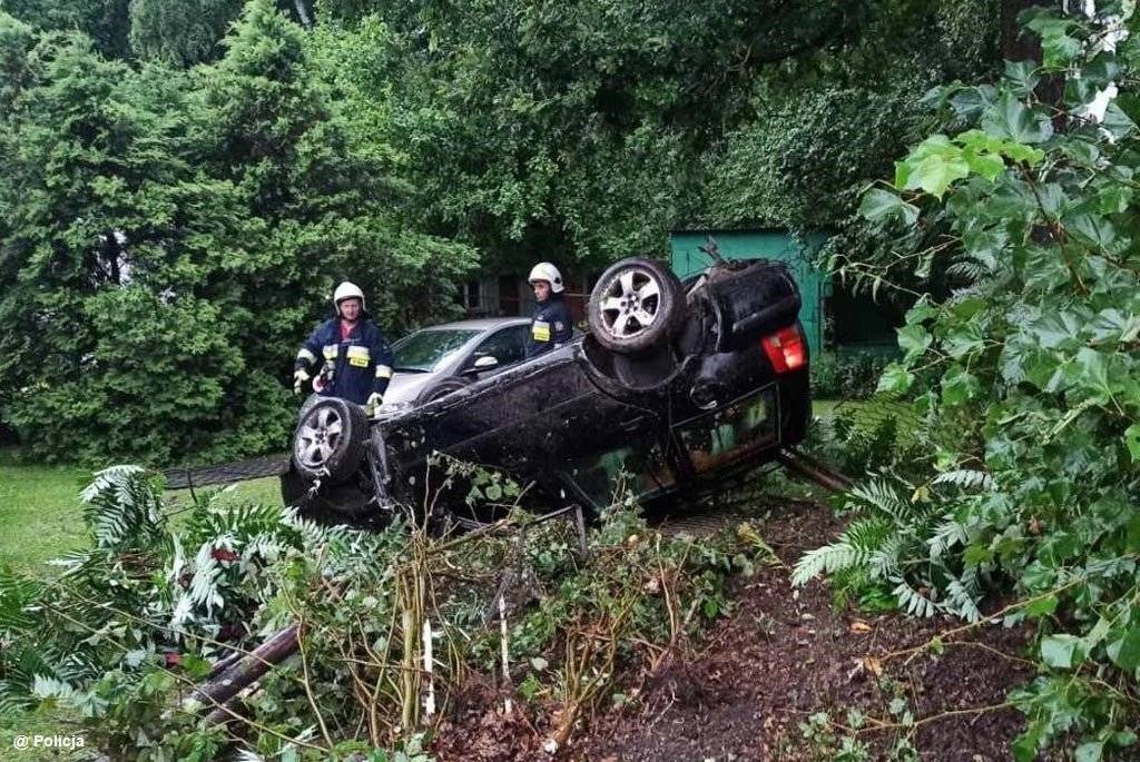 Poślizg, potrącenie, dachowanie – FOTO