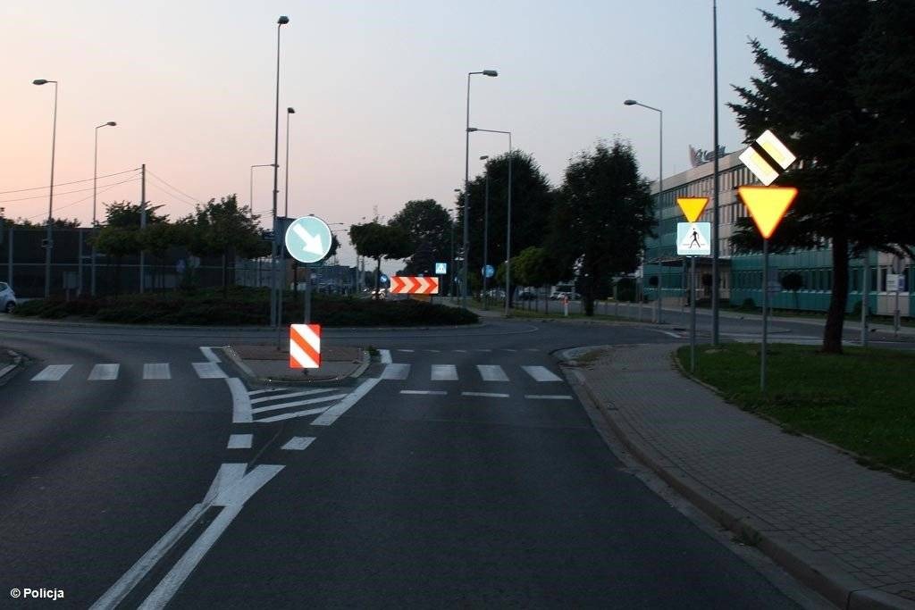 Potrącenie 14-latka i nagłe hamowanie zakończone na słupie – FOTO