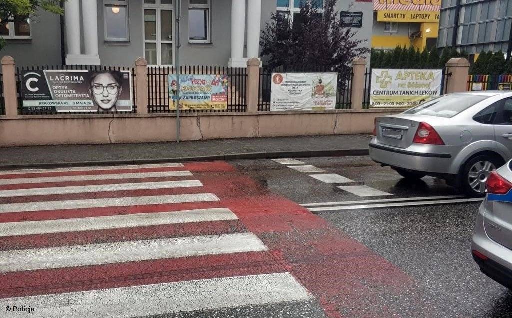Potrącił ją samochód. Zdołała odepchnąć syna