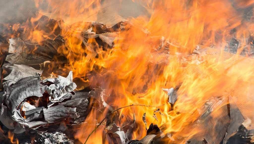 Młody mężczyzna spalał odpady na ognisku