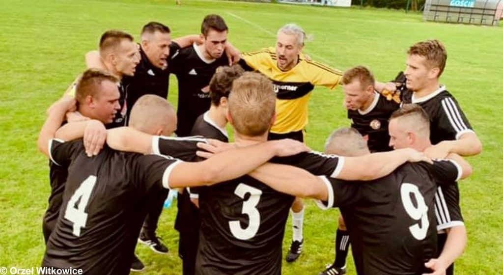Orzeł nie zwalnia. Kłopoty przyjezdnych