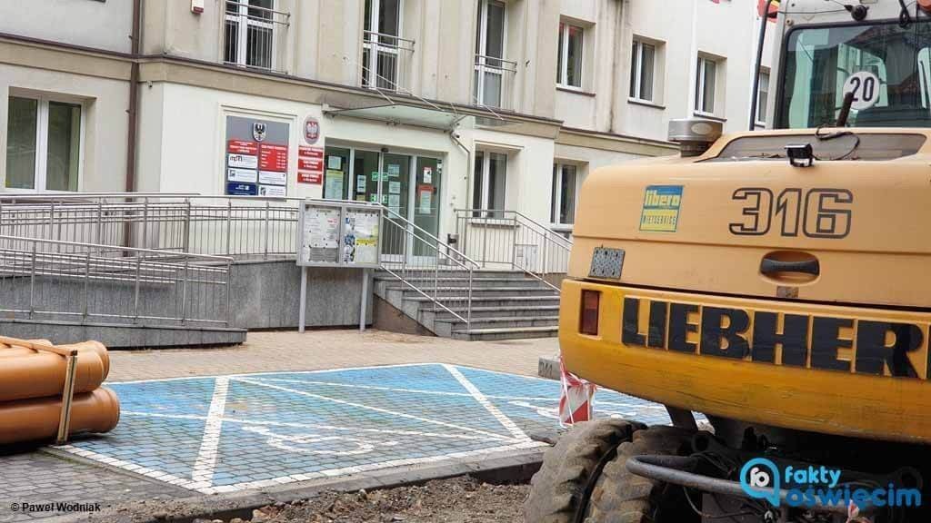 Od dzisiaj wejście do starostwa tylko od parkingu – FOTO