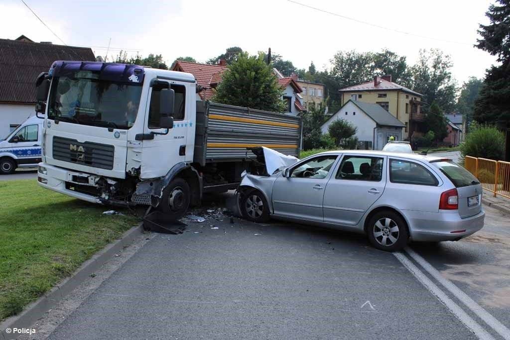 Zasnął za kierownicą i wjechał w ciężarówkę – FOTO