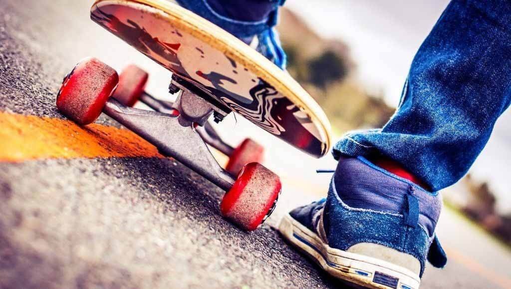 Nieletni wandale uszkodzili ogrodzenie i oświetlenie