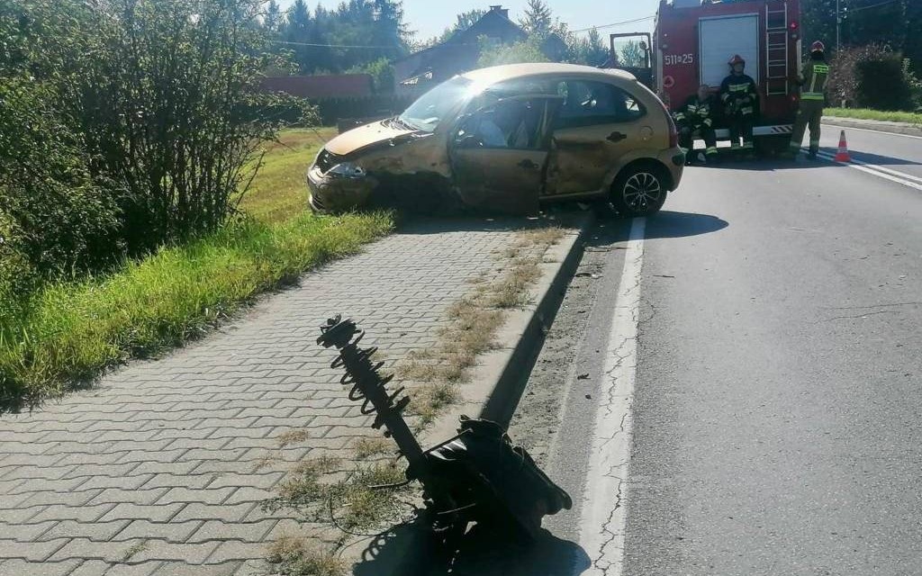 Zasnęła za kierownicą samochodu – FOTO