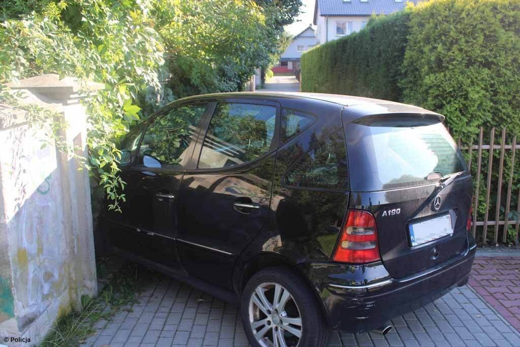 Uderzył w ogrodzenie i położył się koło auta. Miał trzy promile – FOTO