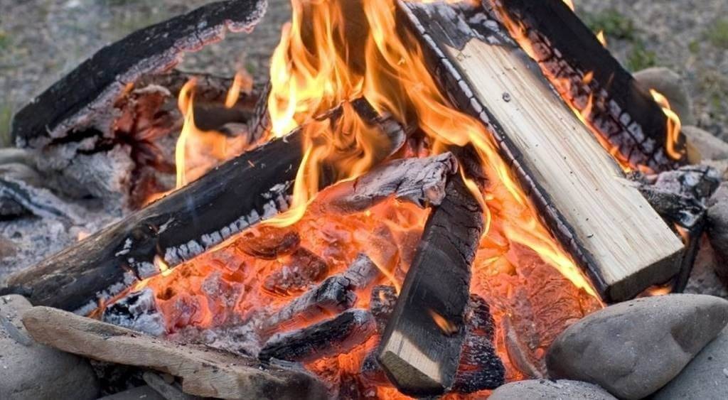 Palili śmieci w ognisku w środku osiedla