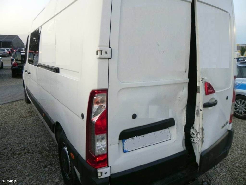 Zostawił psa w dostawczaku i poszedł do parku rozrywki