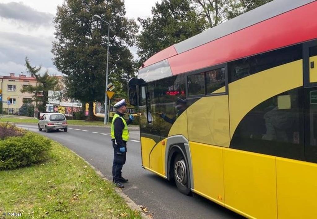 Pijany kierowca szkolnego autobusu wiózł 30 dzieci