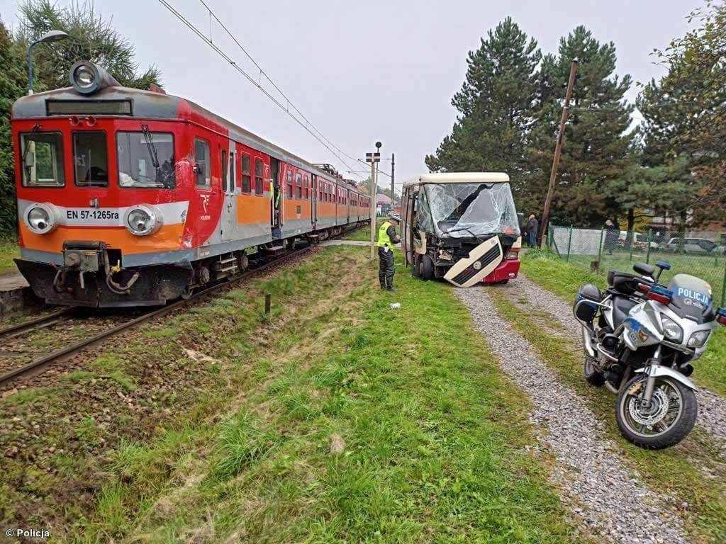 Zderzenie autobusu z pociągiem – FOTO