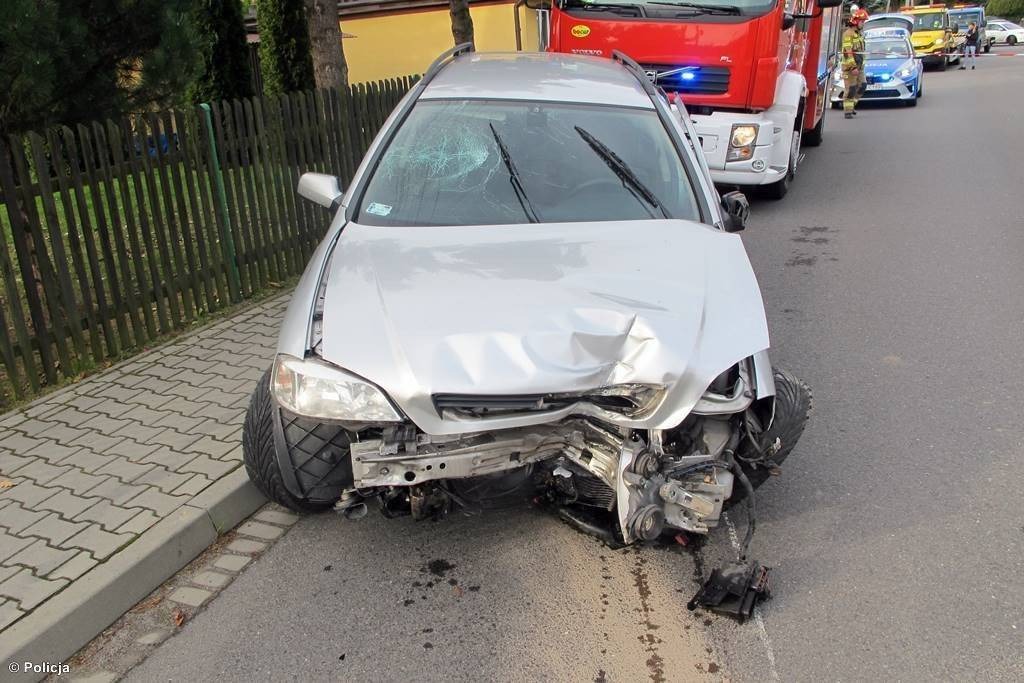 Jechał z dzieckiem i promilami. Uderzył w samochód i słup – FOTO