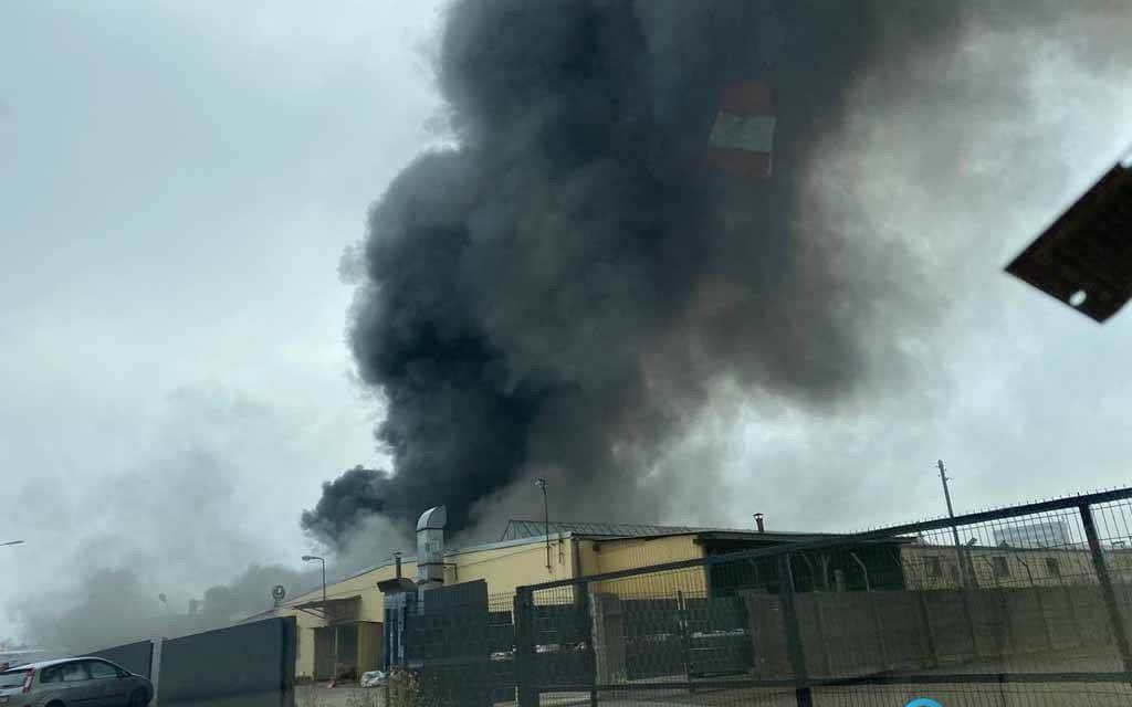 W Chełmku zapaliły się plastikowe odpady – FOTO