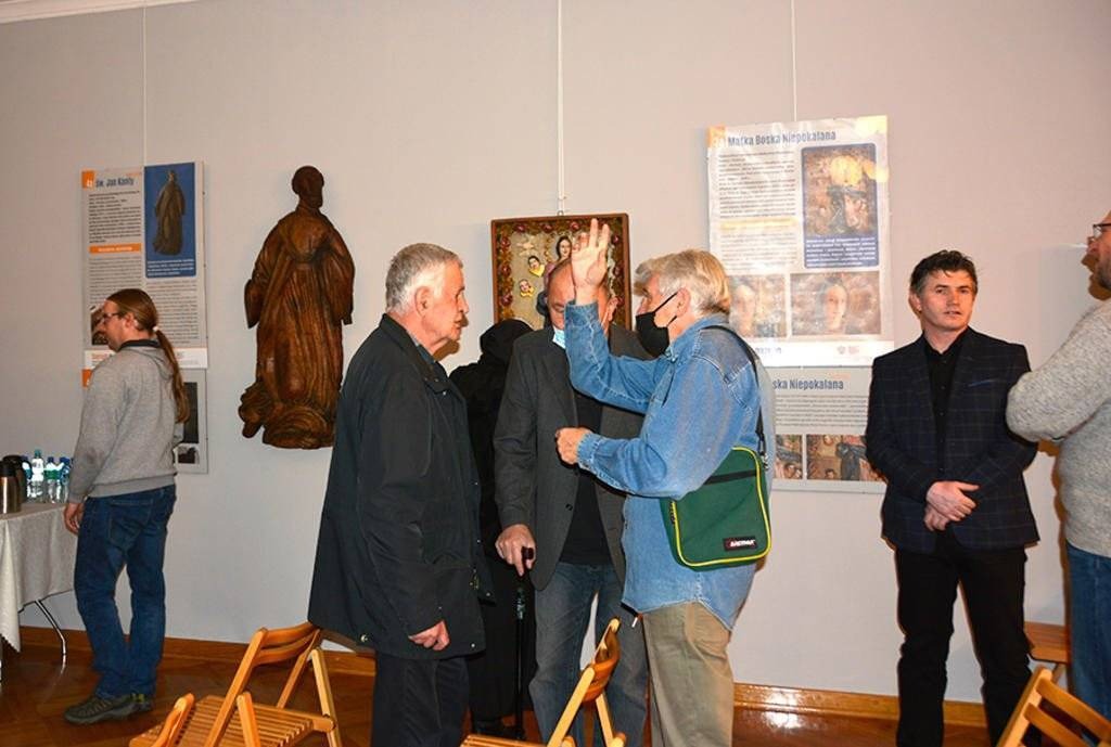 „Sacrum w muzeum…” Otwarcie wystawy i prelekcja zachęciły do dyskusji – FOTO