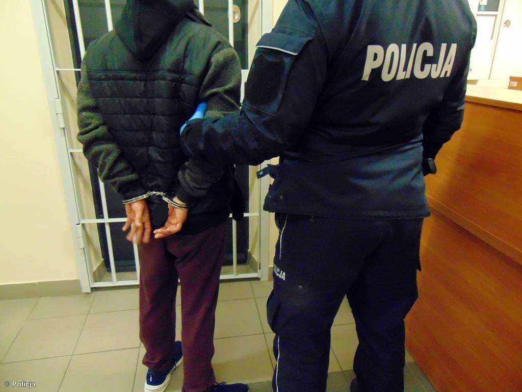 Chciał zabić nożem śpiącą babcię