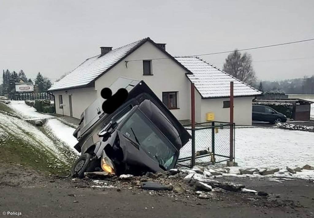 Rozbił się, bo zasnął za kierownicą