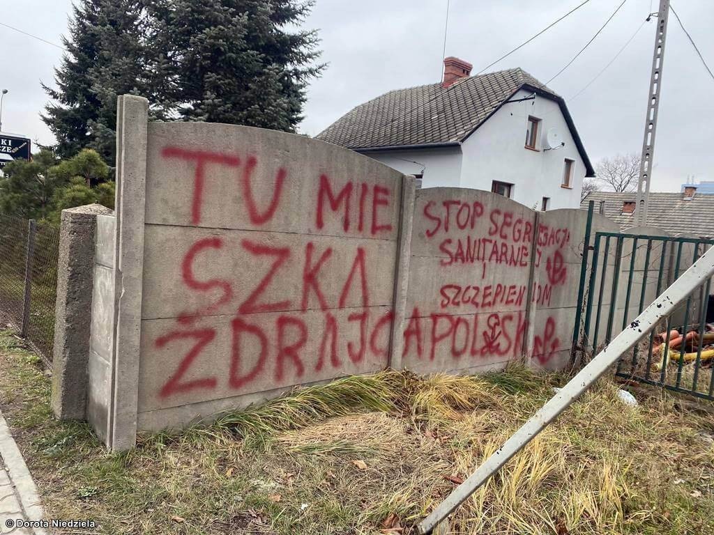 Napisy i kotwice na posesji posłanki Doroty Niedzieli