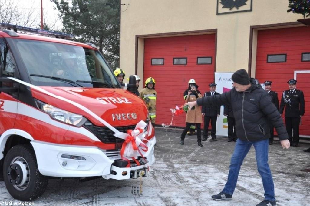 Druhowie z Malca cieszą się już nowym wozem – FOTO