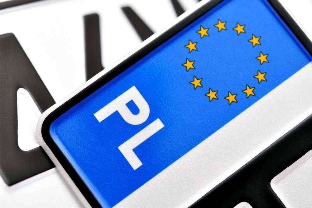 Wandal wyrwał z samochodów 17 tablic rejestracyjnych