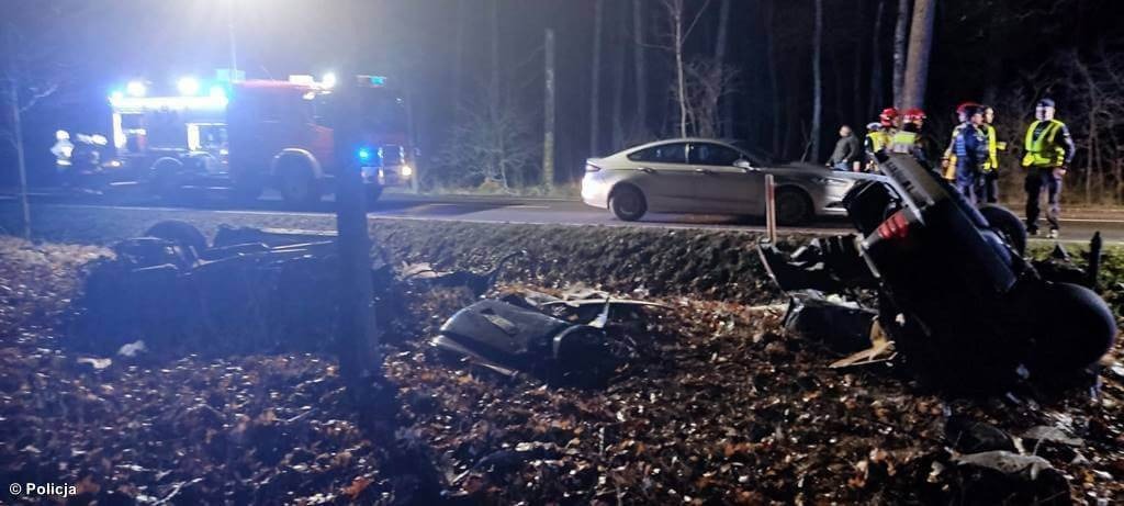 Uderzył samochodem w drzewo. Nie żyje 19-latek – FOTO